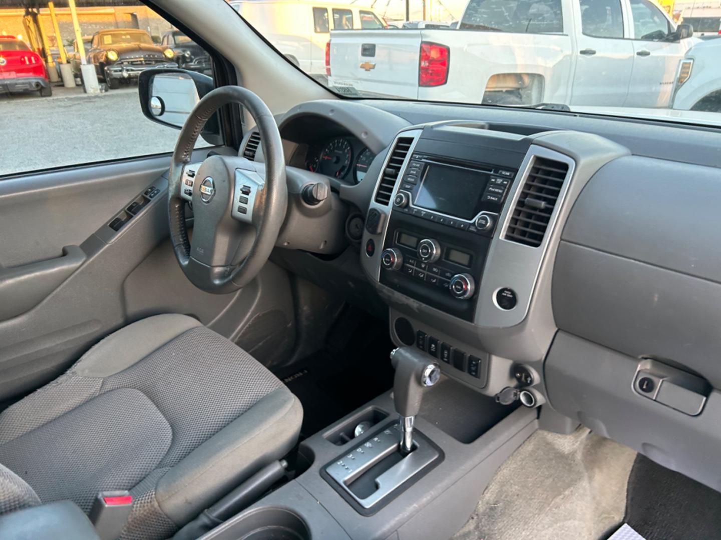 2018 White Nissan Frontier SV Crew Cab LWB 5AT 2WD (1N6AD0FR5JN) with an 4.0L V6 DOHC 24V engine, 5A transmission, located at 1687 Business 35 S, New Braunfels, TX, 78130, (830) 625-7159, 29.655487, -98.051491 - Photo#11